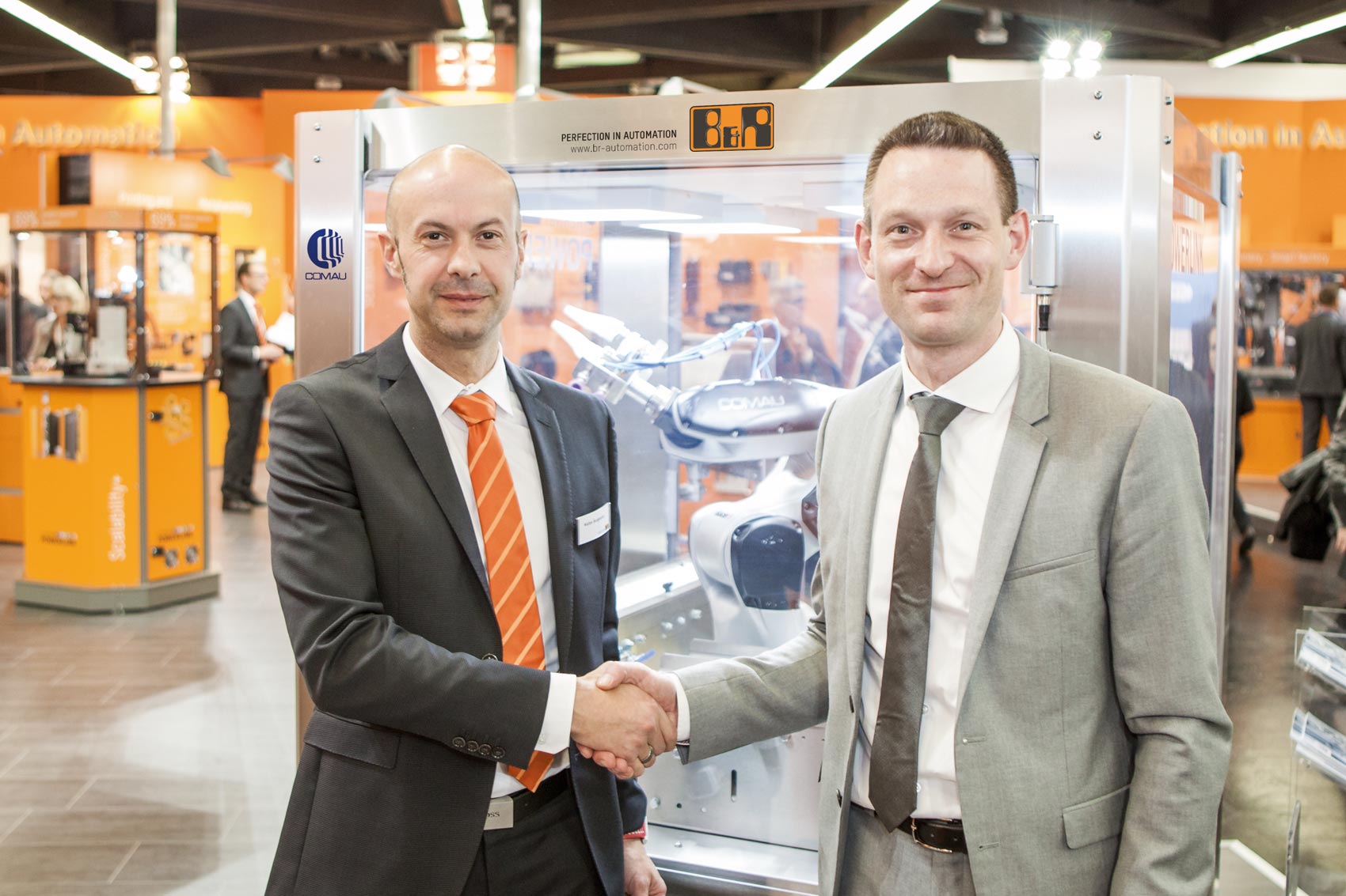 Walter Burgstaller, director de Ventas en Europa de B&R (izquierda), y Tobias Daniel, responsable de Ventas y Marketing de Comau Robotics...