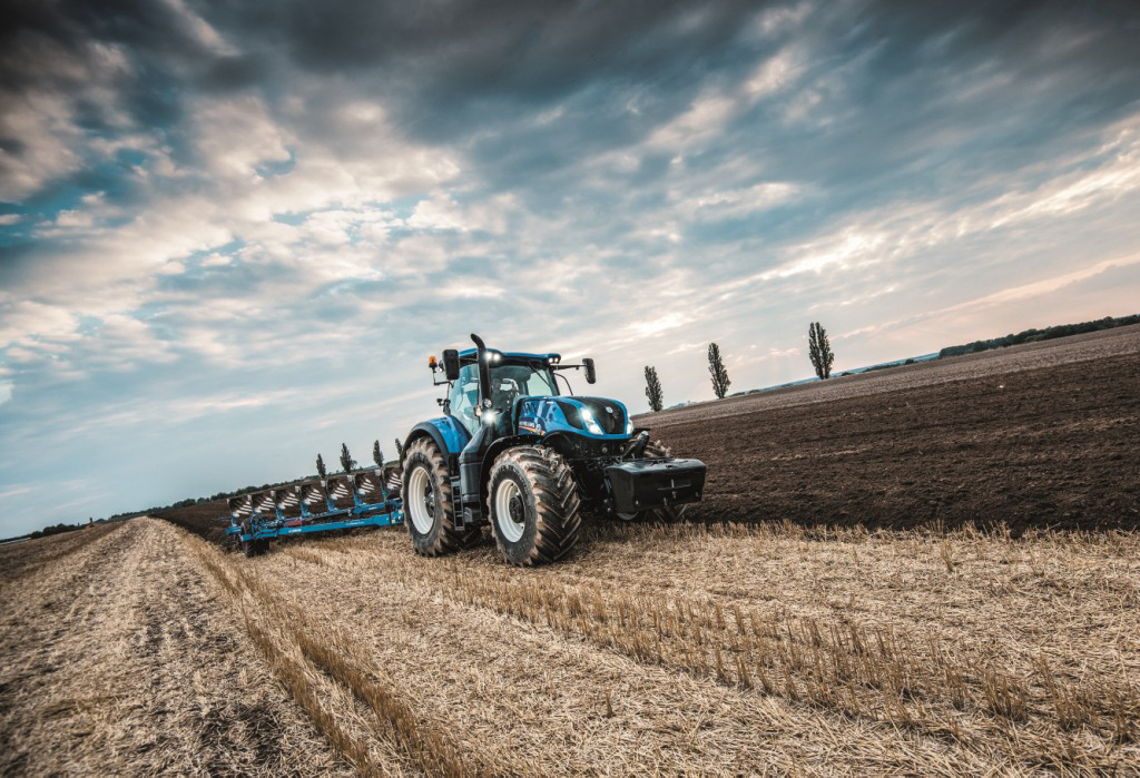 Las grandes superficies es el terreno donde se desenvuelven mejor los tractores de alta potencia. New Holland T7
