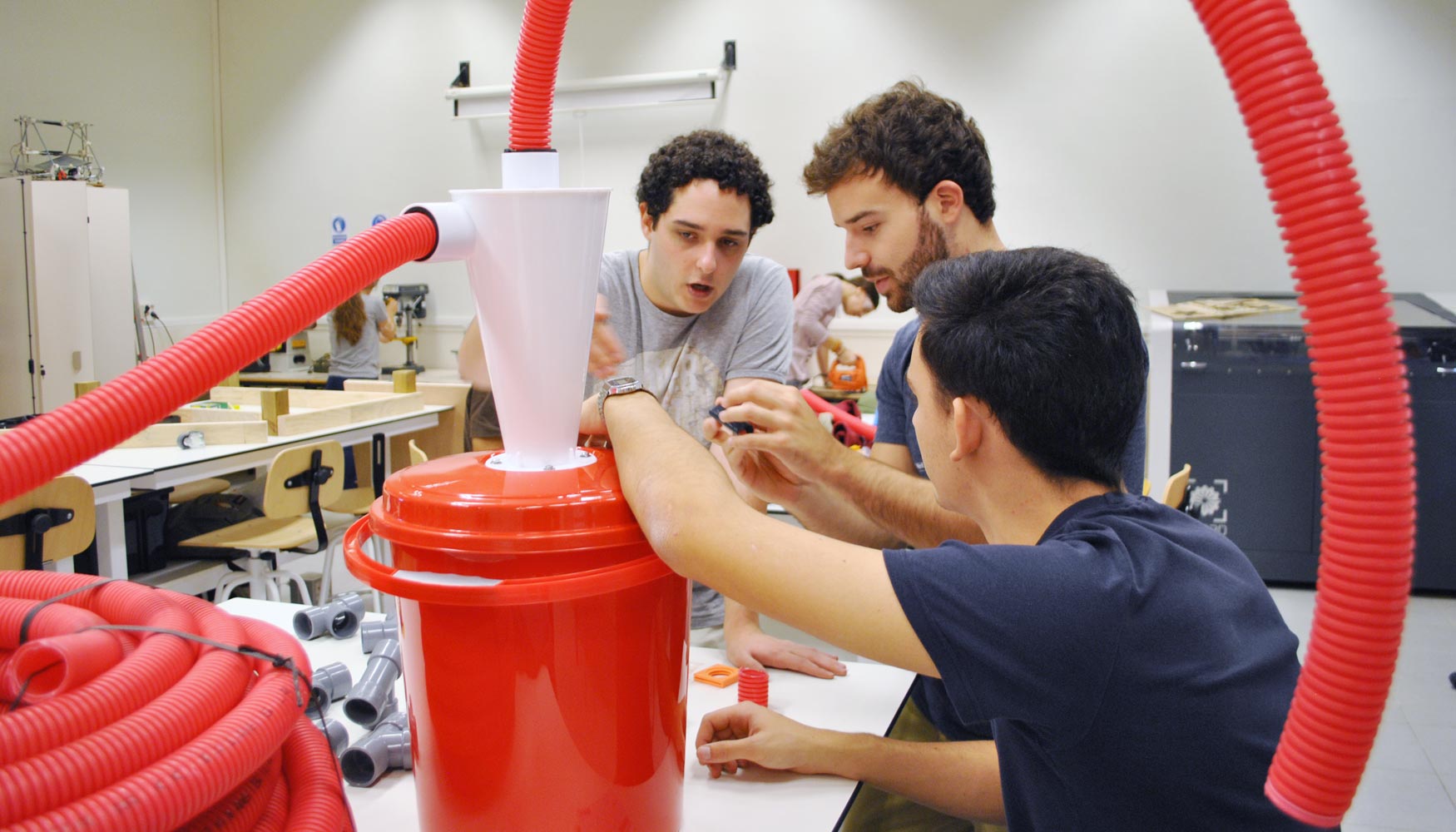 Un grupo de estudiantes trabajando en el nuevo laboratorio