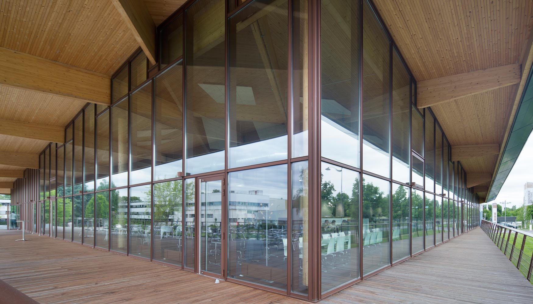 Aluminio, vidrio y madera son los materiales bsicos en el edificio. Los primeros aportan fortaleza. El tercero, calidez y naturalidad...