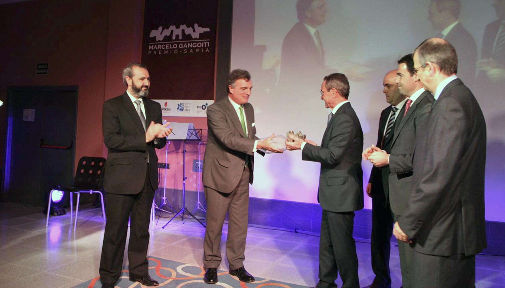 lvaro Rengifo, presidente de Bombardier Espaa, fue el encargado de recoger el premio, entregado por el Lehendakari del Gobierno Vasco...
