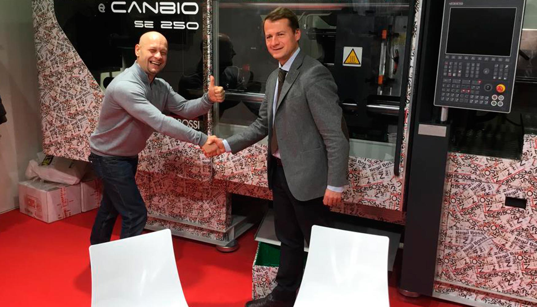 Ian Filmanovic, responsable de rea de Negri Bossi, entrega la edicin especial eCanbio 5000 a su cliente