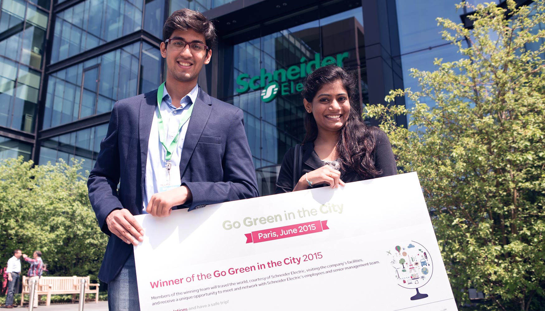 Mohamad Meraj Shaikh y Spoorthy Kotla, del Instituto indio de Tecnologas de Kharagpur, ganadores de Go Green in the City 2015...