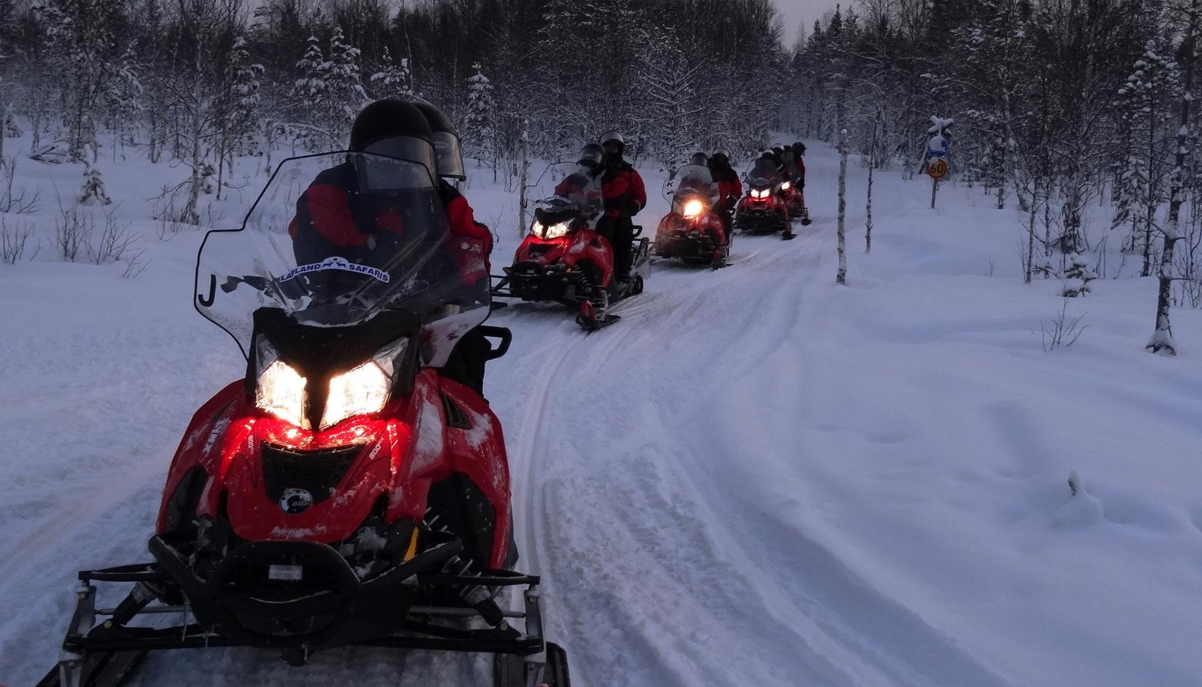 El grupo ha recorrido los espesos bosques finlandeses en motos de nieve