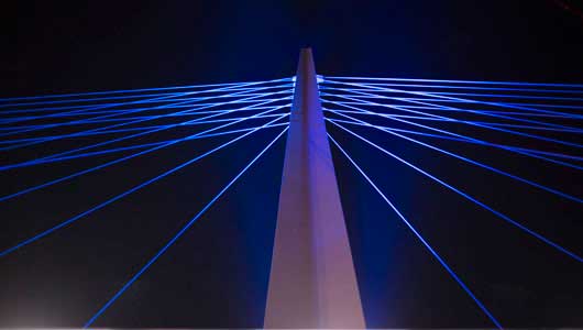 Iluminacin mediante LED de los tirantes del puente