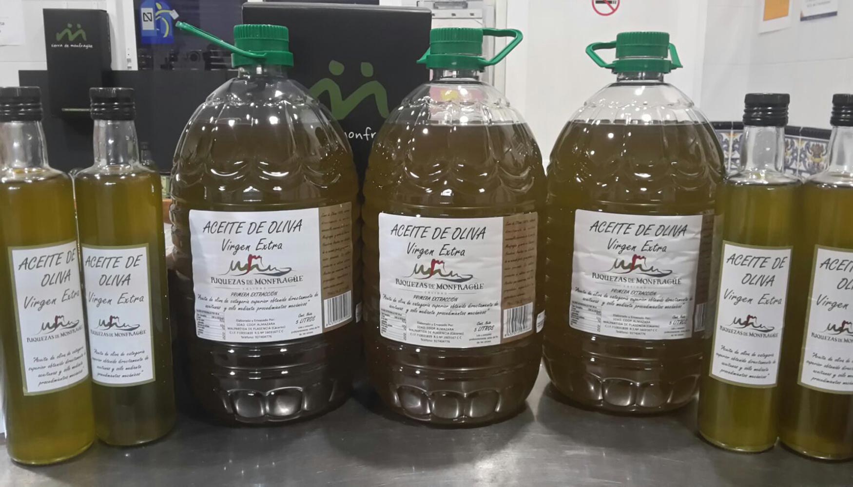 Disponible en garrafas de 5 litros y en botellas de 500 mililitros