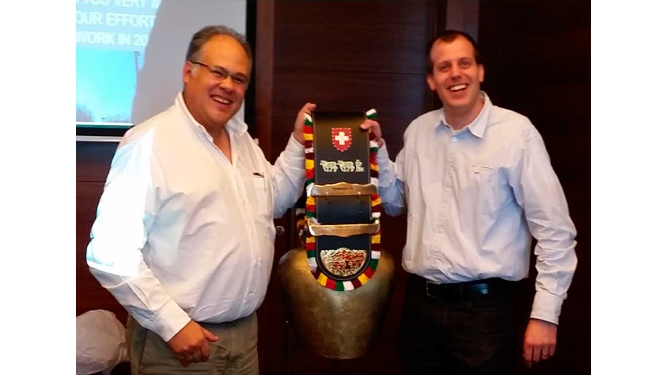 Roberto Luis, CEO Geobrugg Ibrica, recibe de manos de Andrea Roth, CEO Grupo Geobrugg, detalle conmemorativo por el 20 Aniversario...