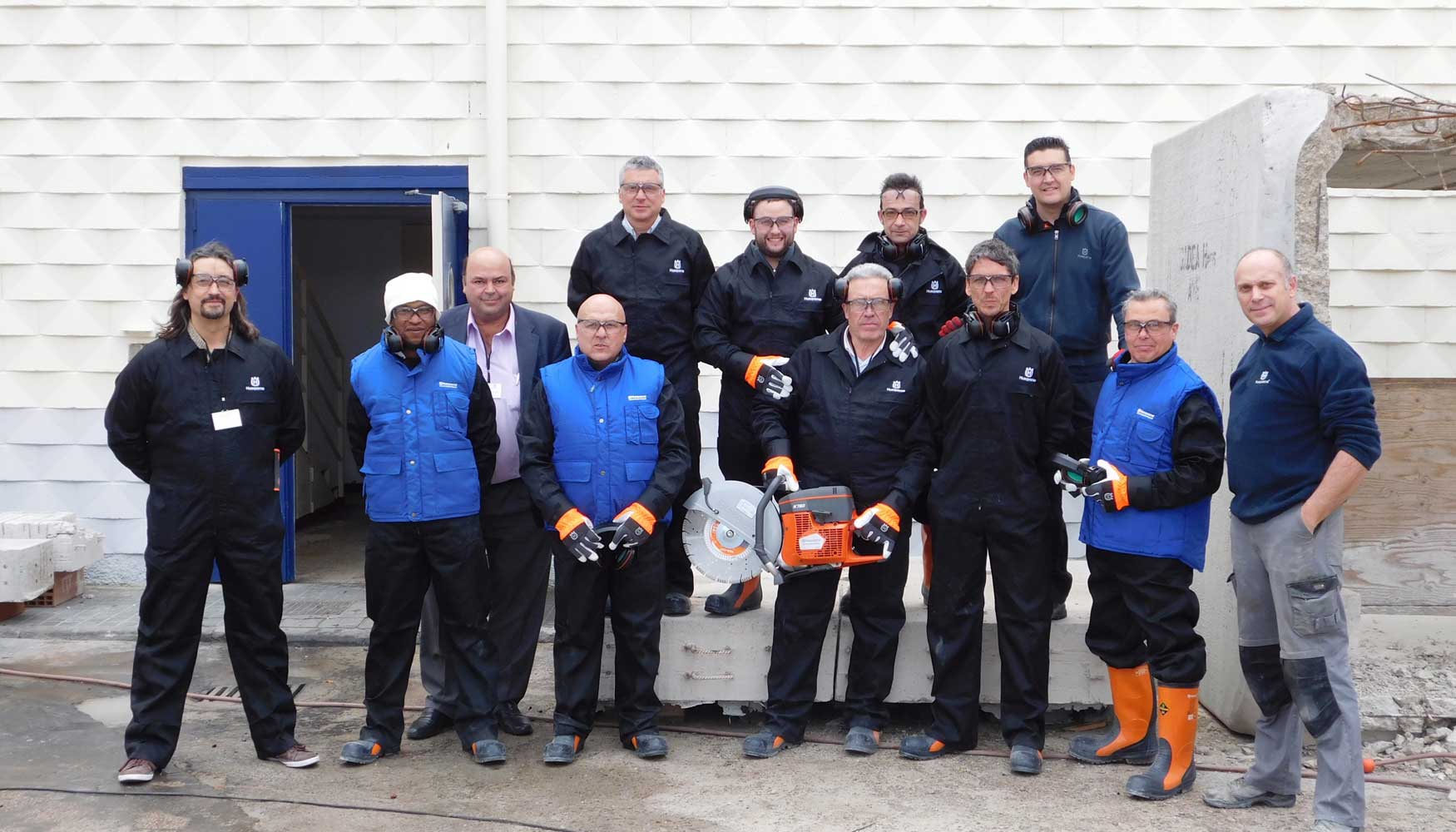 Foto de grupo con los participantes en el primer curso organizado por Husqvarna Espaa en el nuevo Centro de Servicio y Atencin a Clientes...