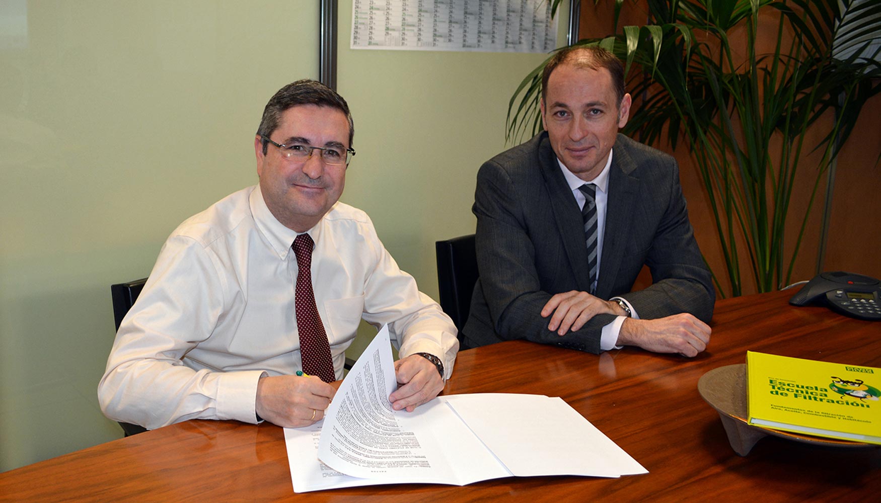 Firma del acuerdo del Maraton de Zaragoza con Javier Sanz