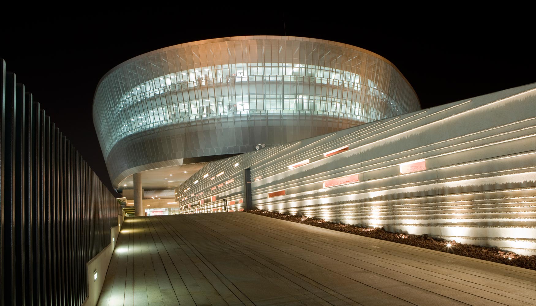 El edificio presenta una doble piel de aluminio exterior y vidrio interior