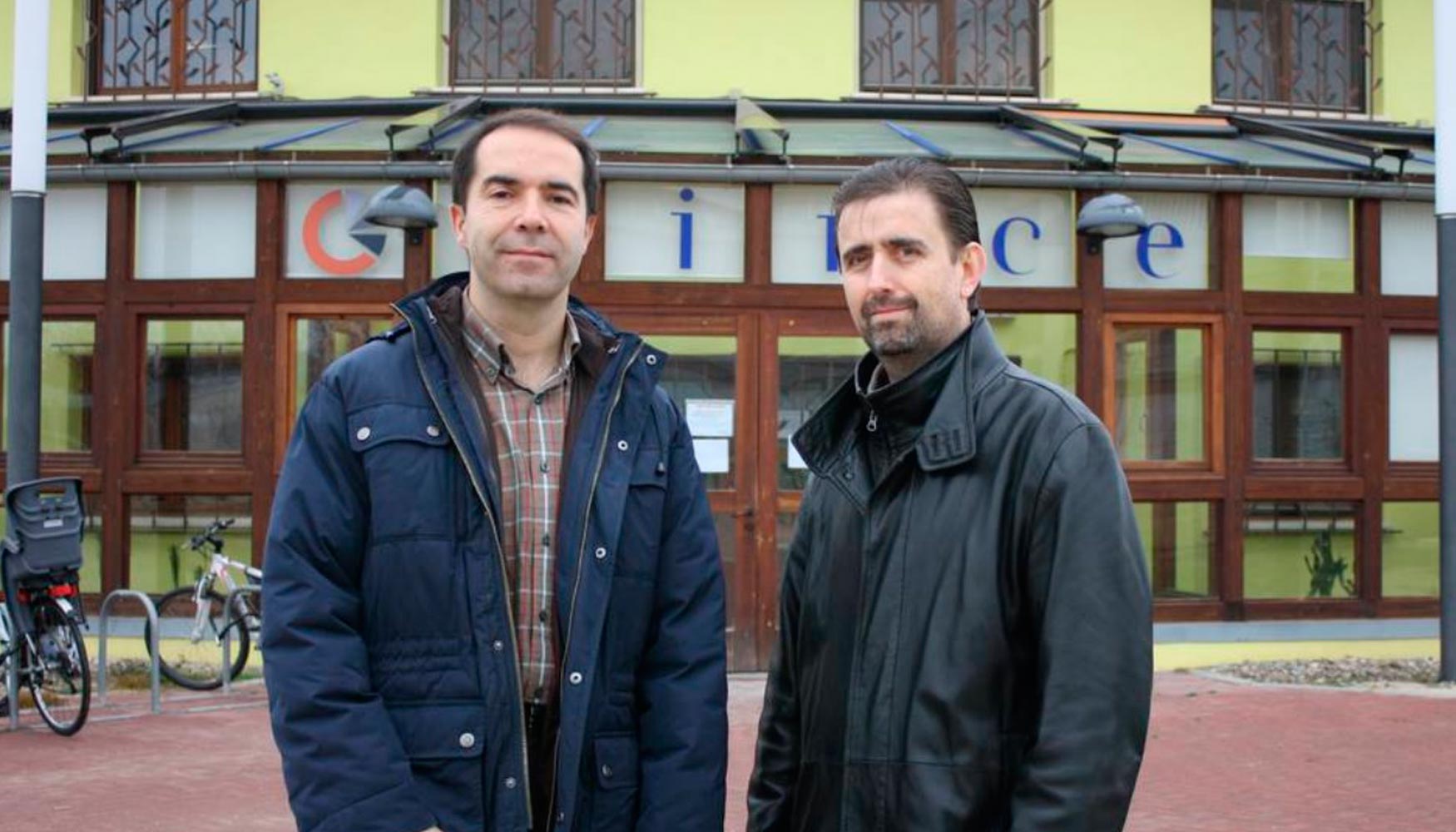 Javier Uche (izquierda) y Javier Zarazaga, a las puertas del CIRCE del campus aragon�s