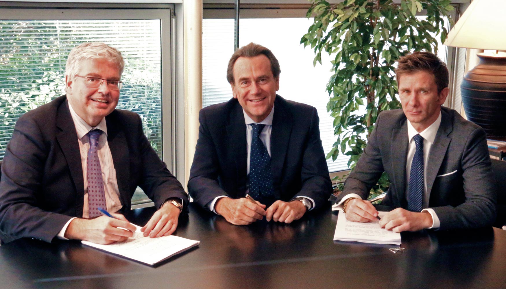 Firma del contrato entre el delegado del Estado en el CZFB, Jordi Cornet, el presidente de Port de Barcelona, Sixte Cambra, y Alfonso Martnez...