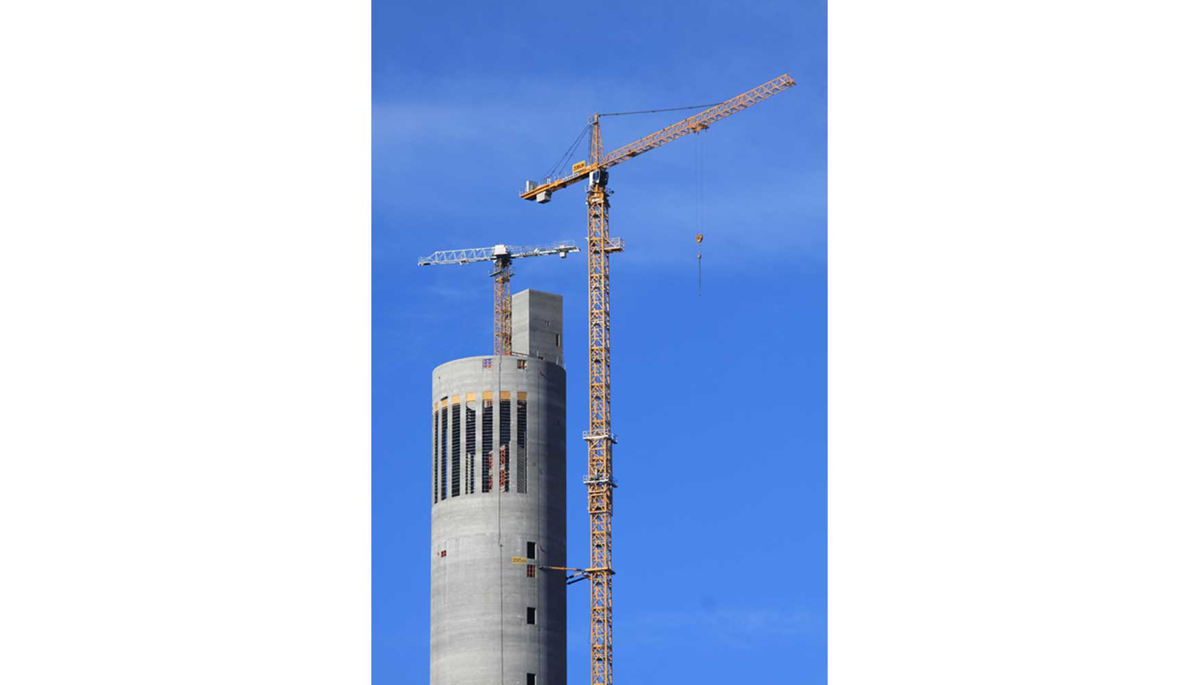 Dos gras torre de Liebherr en la construccin de la torre de pruebas de ascensores en Rottweil