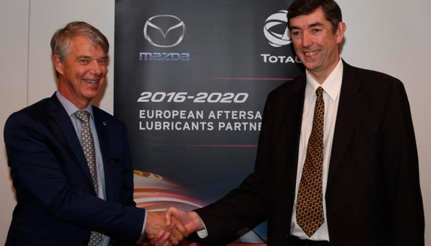 Jorgen Olesen, director de Mazda Motor Logistics Europe NV, y Philippe Charleux, presidente y CEO de Total Lubrifiants