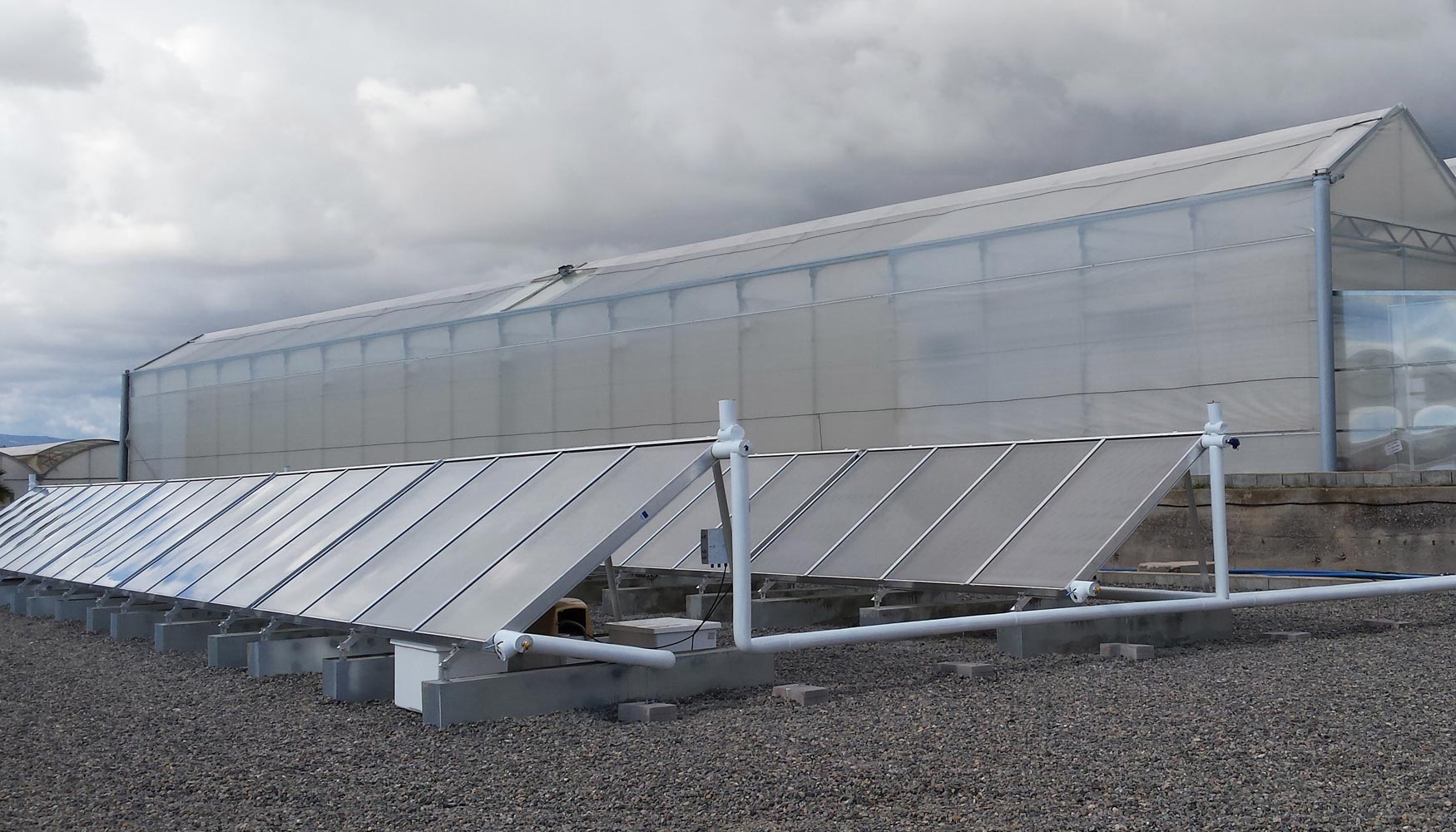 Figura 5: Instalacin solar trmica de captadores planos de gran formato en un invernadero experimental en el centro Ifapa de La Mojonera (Almera)...