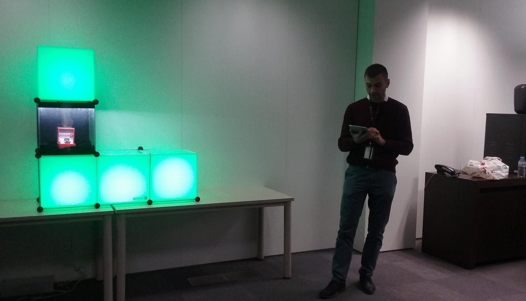Un profesional de la compañía muestra a los asistentes las infinitas posibilidades que ofrecen los LED Value Flex y su facilidad de uso... Un profesional de la compañía muestra a los asistentes las infinitas posibilidades que ofrecen los LED Value Flex y su facilidad de uso...