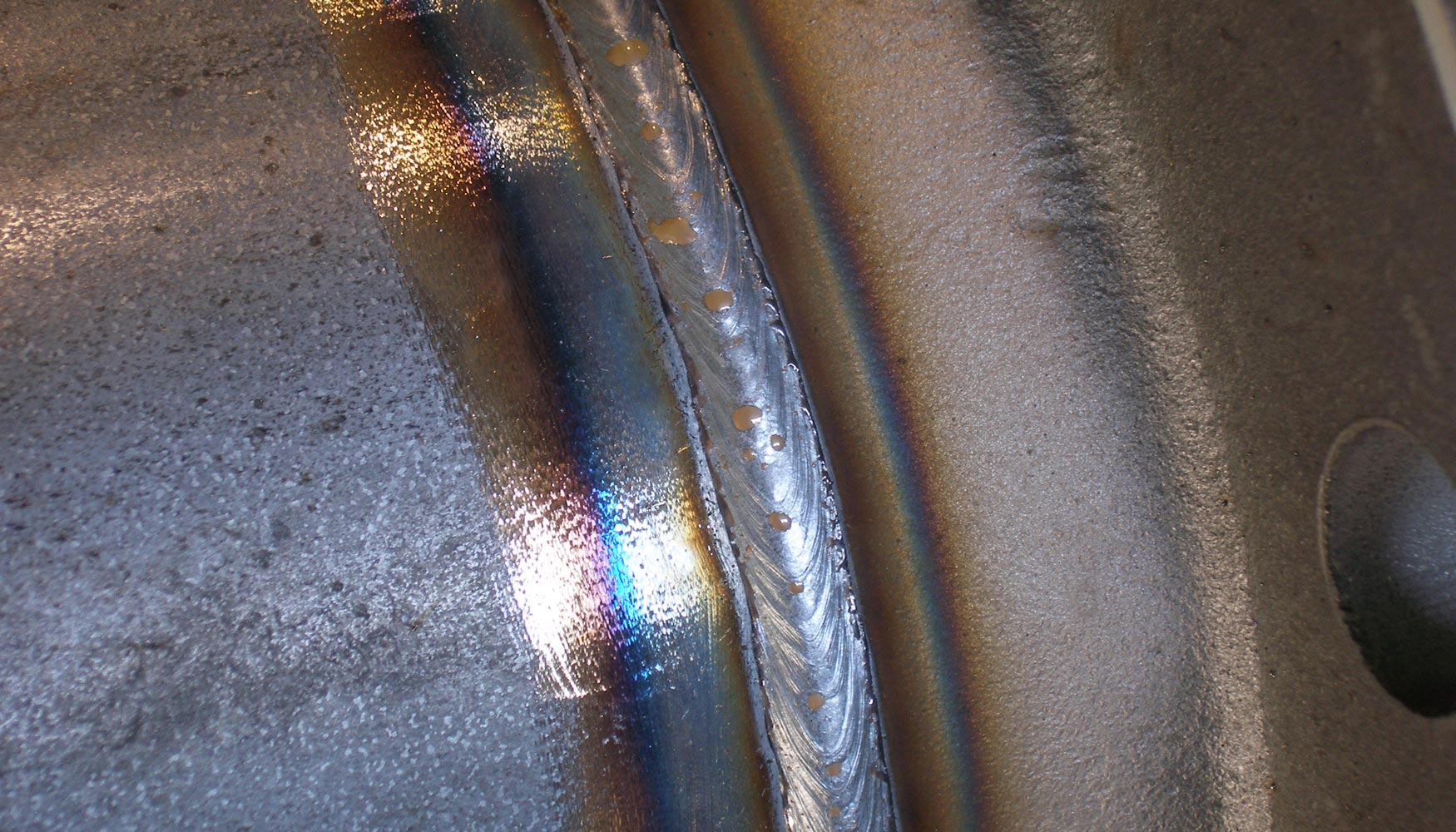 Cordn de raz de una brida de tubo DN 168 con un grosor de 4,5 mm, soldadura con raz baja LSC (hacia atrs). Foto: Fronius International...