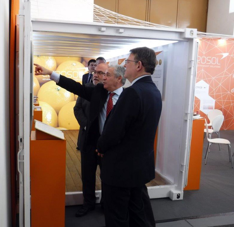 El presidente de la Comunidad Valenciana, Ximo Puig, visitando el 'Know-How Container' de Citrosol durante la pasada edicin de Fruit Logistica...