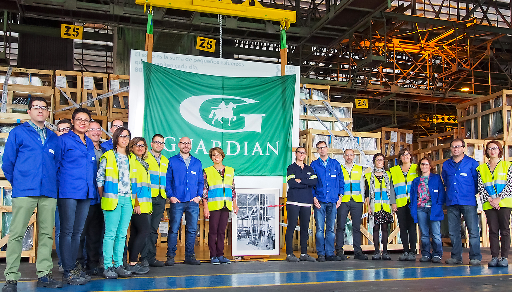 El equipo directivo de la planta de Llodio pos para esta foto, que conmemora la historia de la planta de 29.200 das. (Foto Guardian Industries Corp...