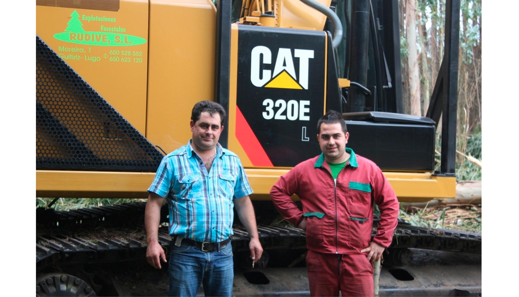 ngel Pumares, a la izquierda, junto a uno de sus hijos, ambos al lado de su nueva excavadora Cat 320E