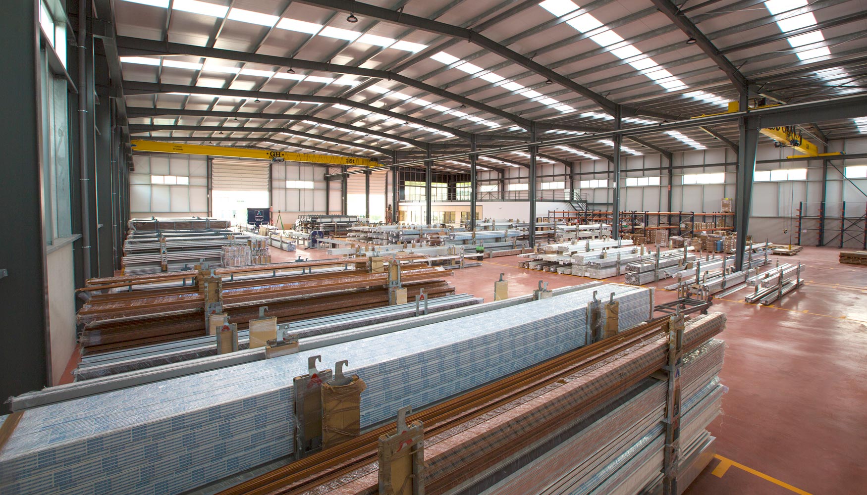 Las instalaciones contarn con un stock de ms de 100 toneladas de aluminio y 10.000 barras de PVC