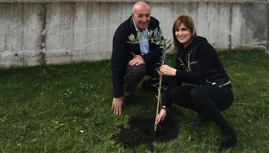Jordi Badet y Laura Sanda plantando un olivo en los jardines que Ausolan Jangarria posee en Esquroz