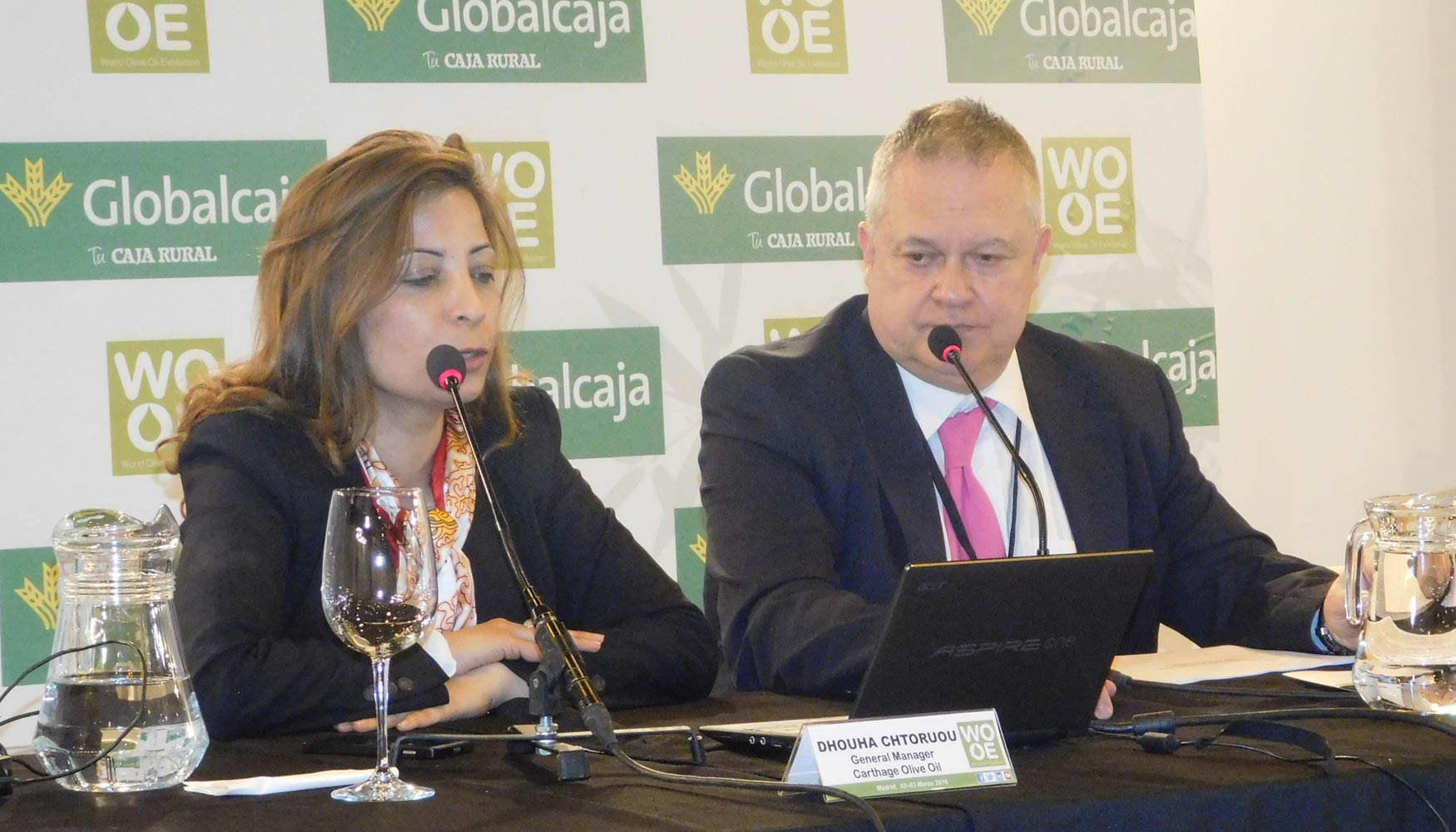 Dhouha Chtourou, directora general de Cartaghe Olive Oil, y Jos Luis Murcia, director ejecutivo de WOOE