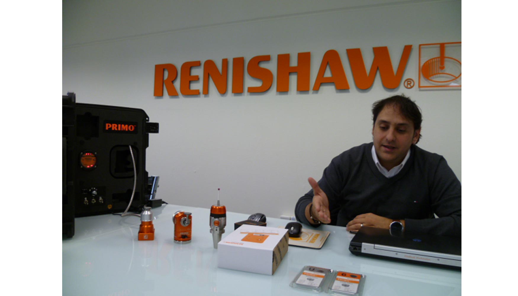 Aitor Lpez, responsable de la divisin de Productos para mquina-herramienta de Renishaw, mostrando todas los elementos que integra el sistema Primo...