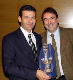 Miguel Bixquert, a la izquierda, recibe el premio de manos de Iosu Aboitiz