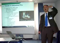Norbert Hauser, responsable de marketing de Kontron, presentando las tendencias en PCs industriales