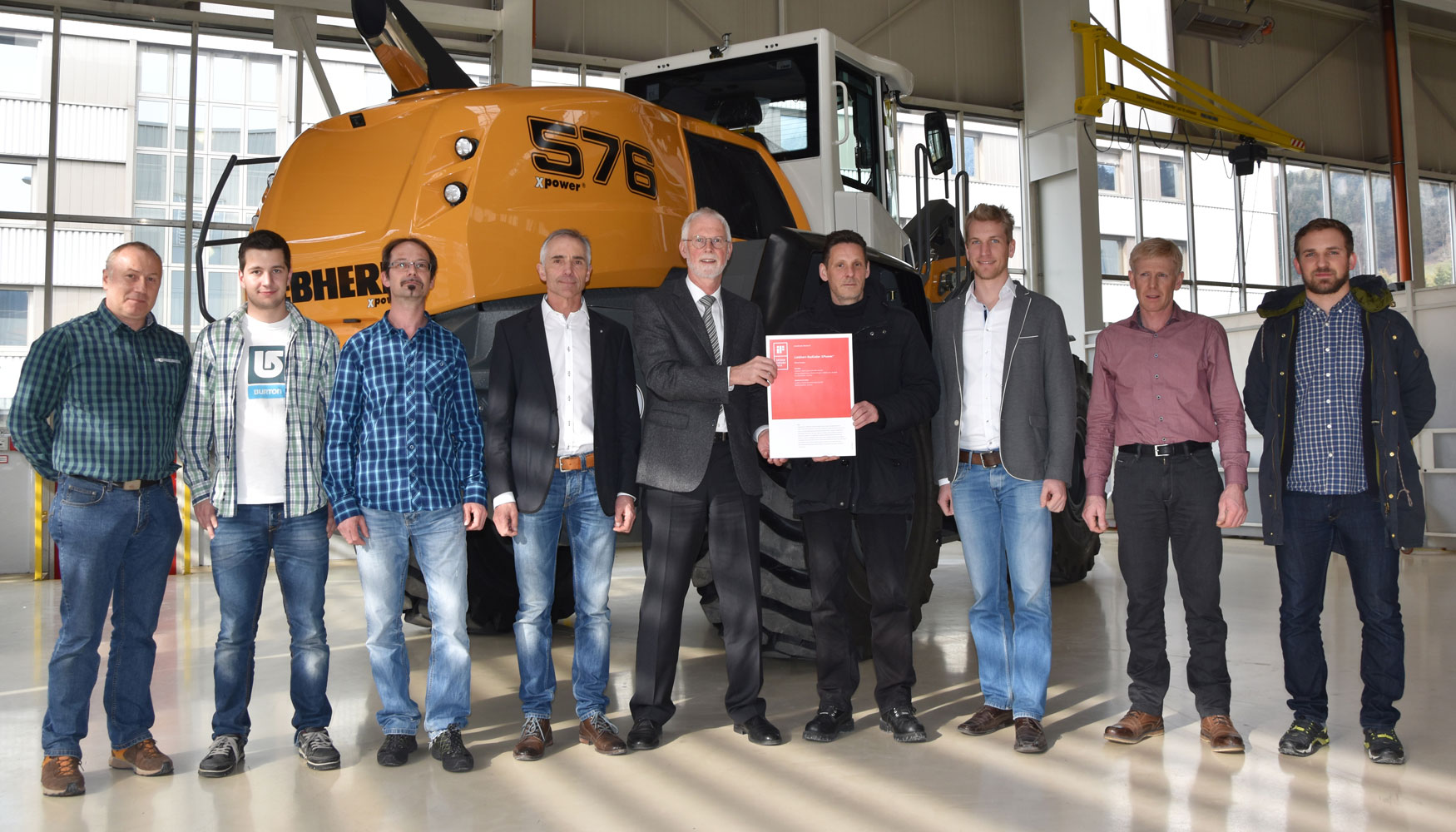 Representantes de Liebherr-Werk Bischofshofen con el premio otorgado en el iF Design Award 2016