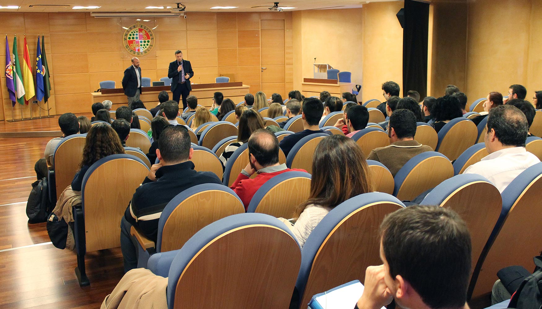 Javier Gmez, junto a Manuel Hueso, durante su intervencin