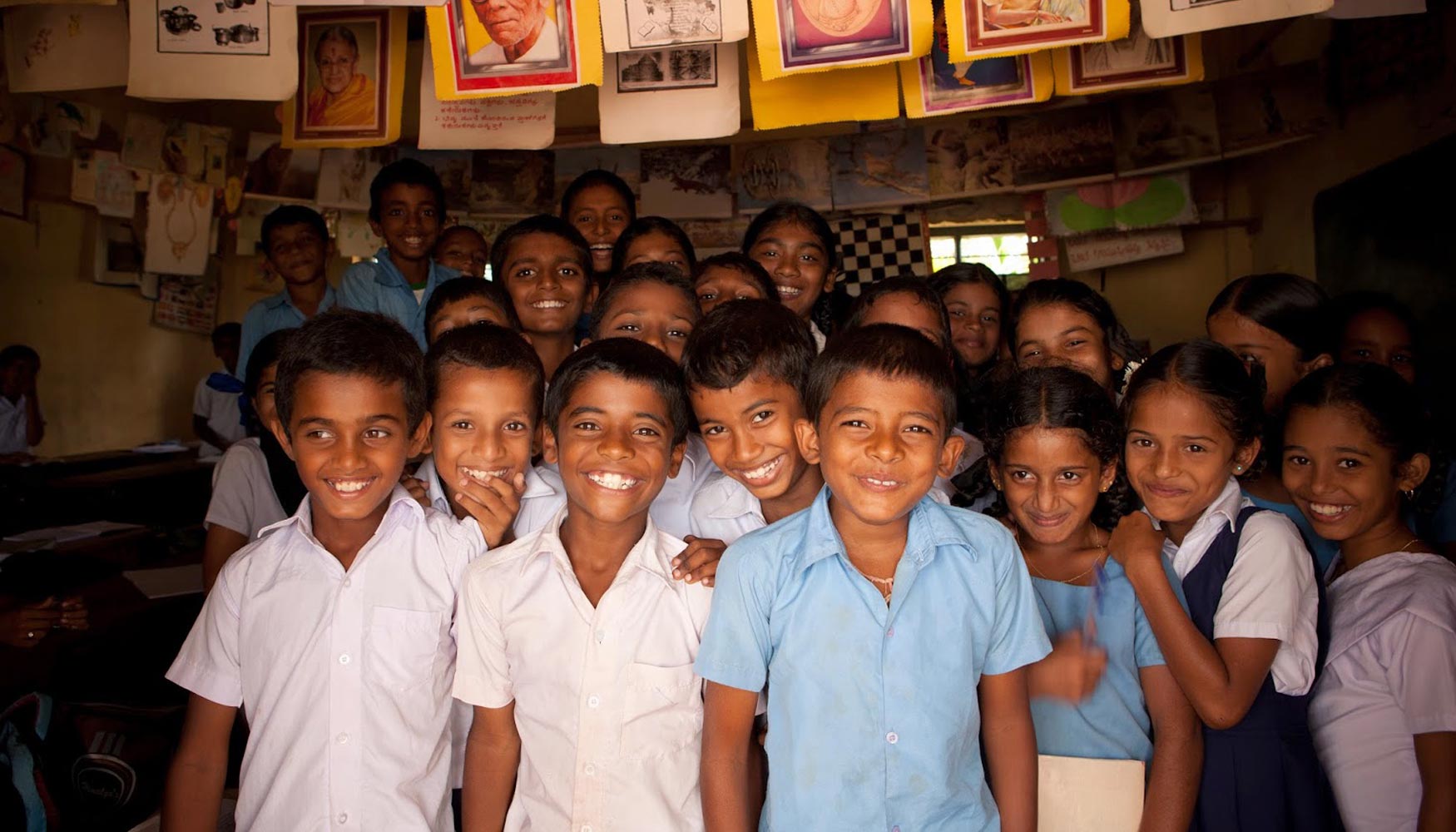 Nios en la escuela gracias a la BKT Foundation y la Akshaya Patra Foundation