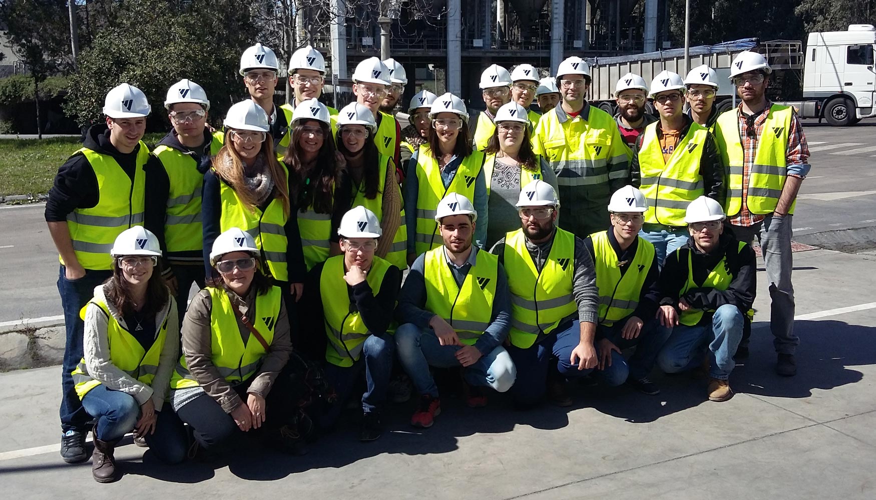 Universitarios visitan la planta de Cementos Cosmos