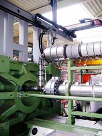 El sistema de doble cilindro de dise�o especial permite hacer inyectadas de 28 kg