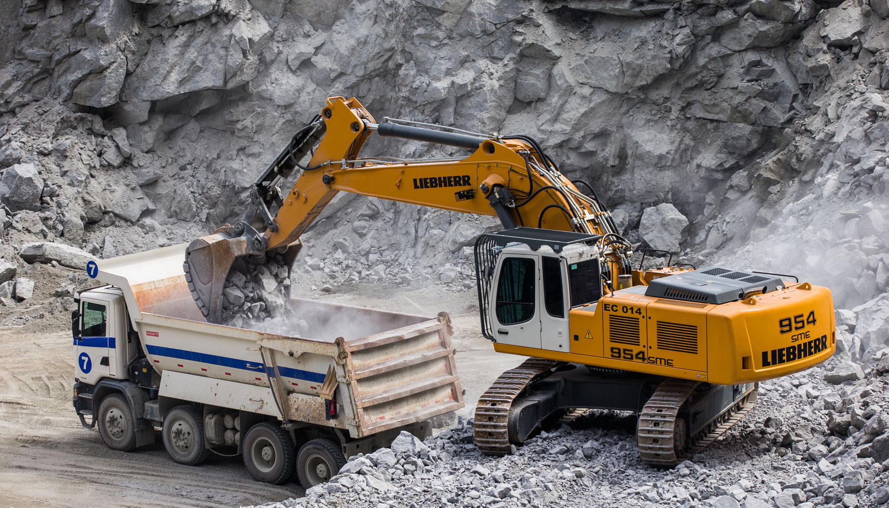 Nuevas excavadoras hidráulicas Liebherr R 954 SME funcionando con éxito