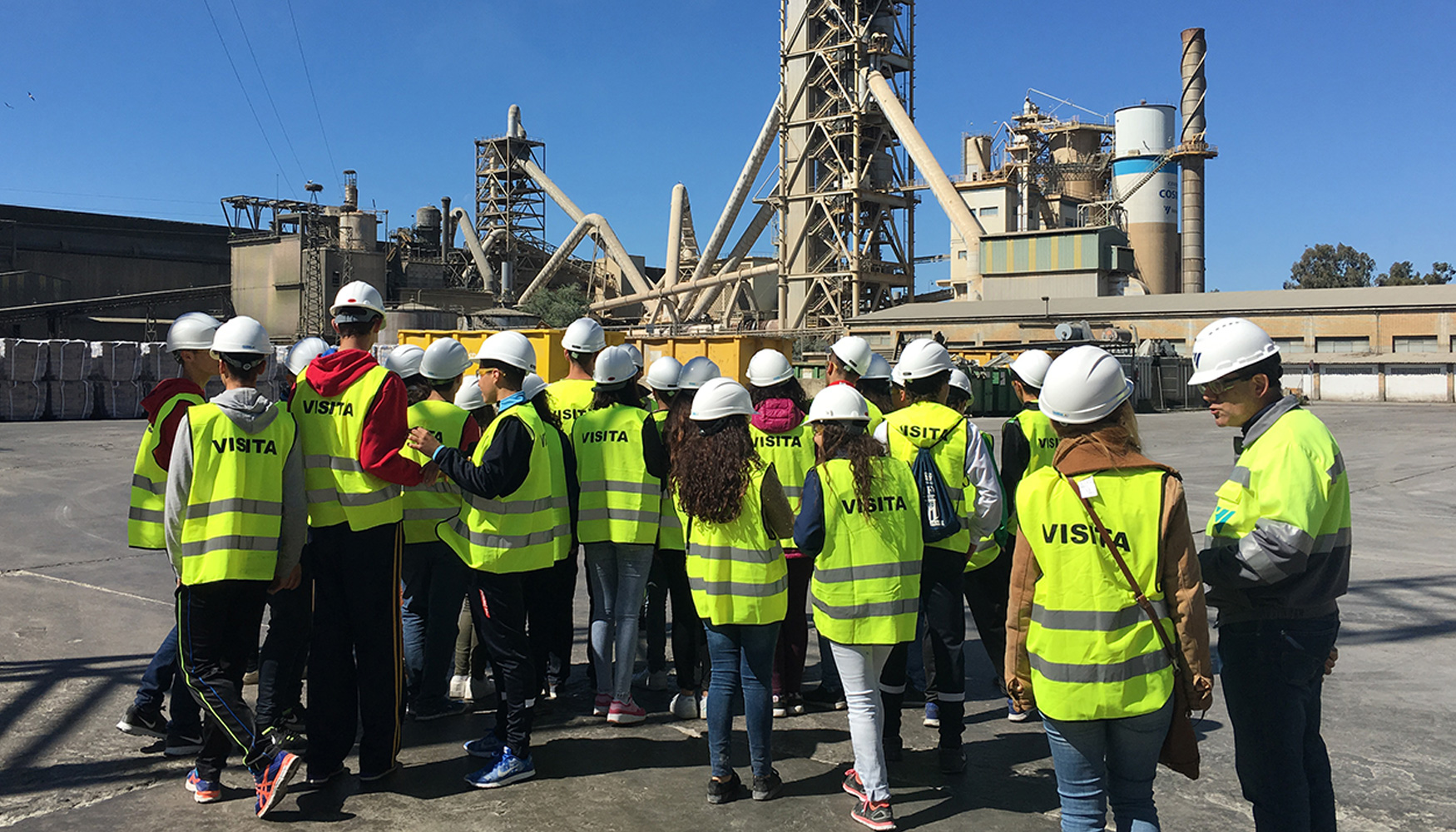 Los alumnos del Instituto Delgado Hern�ndez participaron en la jornada de concienciaci�n organizada por Cementos Cosmos y Flacema...
