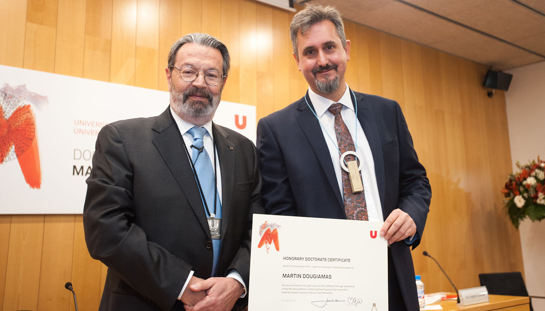 Jordi Montaa (izq.), rector de la UVic-UCC, junto a Martin Dougiamas. Foto: Universitat de Vic