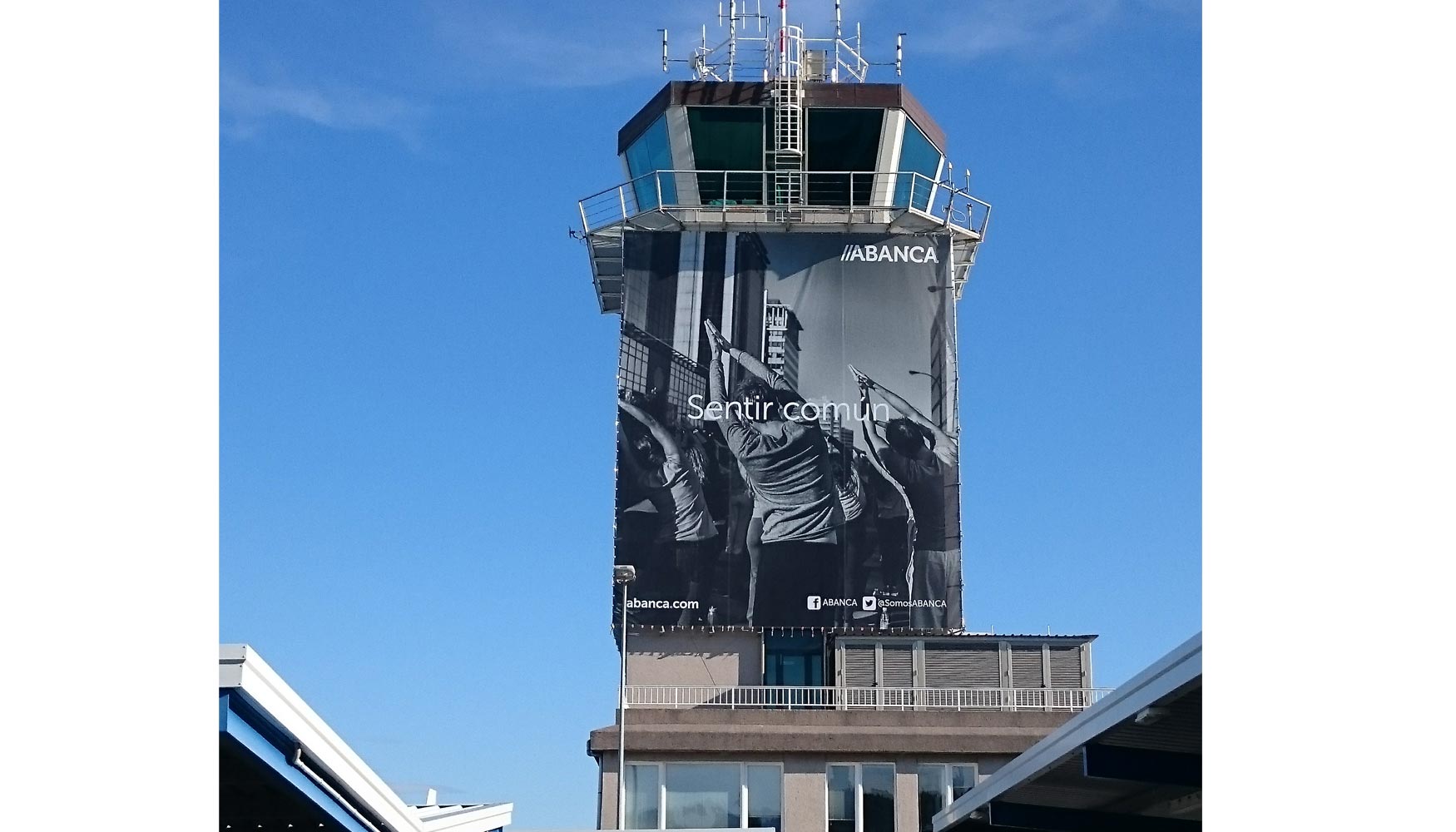 Rotulacin de Abanca en la torre de control del aeropuerto de A Corua