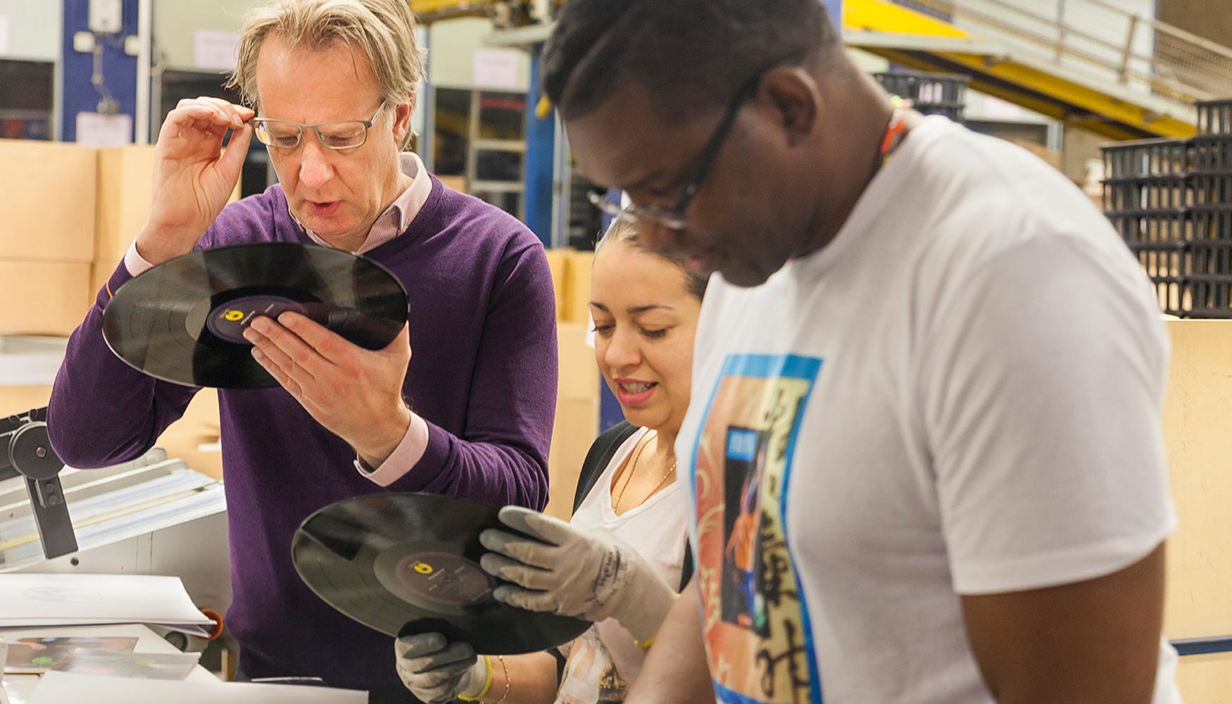 Ton Vermeulen y un par de compaeros de trabajo inspeccionan la calidad de un disco recin prensado. Foto: Iggesund