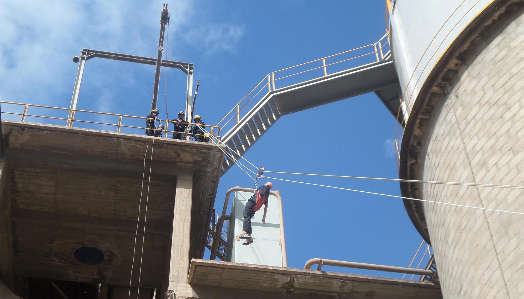 Con iniciativas como �sta, los bomberos consiguen una formaci�n pr�ctica sobre c�mo es el entorno de una instalaci�n industrial...