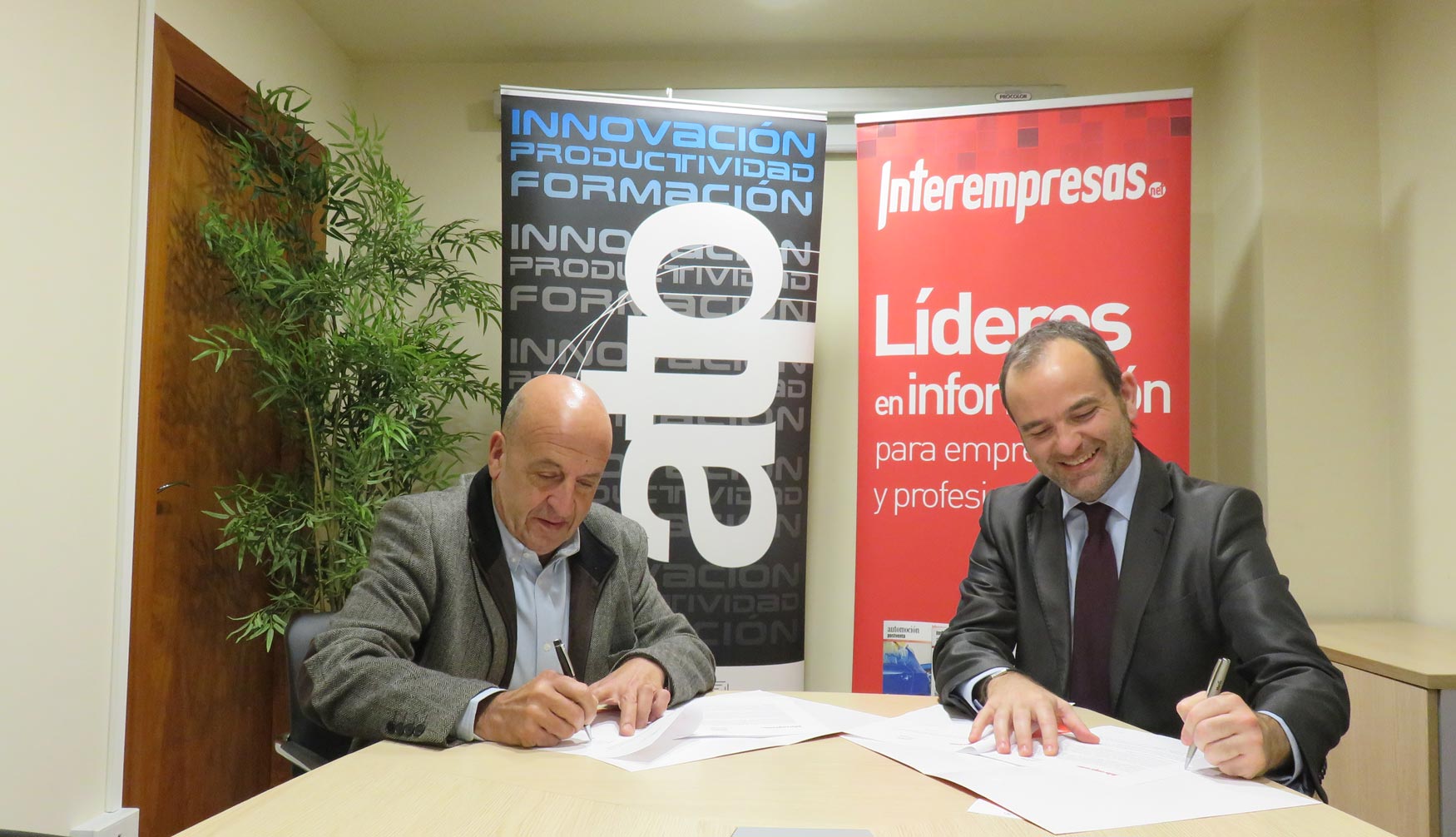 Xavier Grau, gerente de la AER-ATP, y Aleix Torn, director de Estrategia y Desarrollo Corporativo de Nova gora Grup, en la firma del acuerdo...