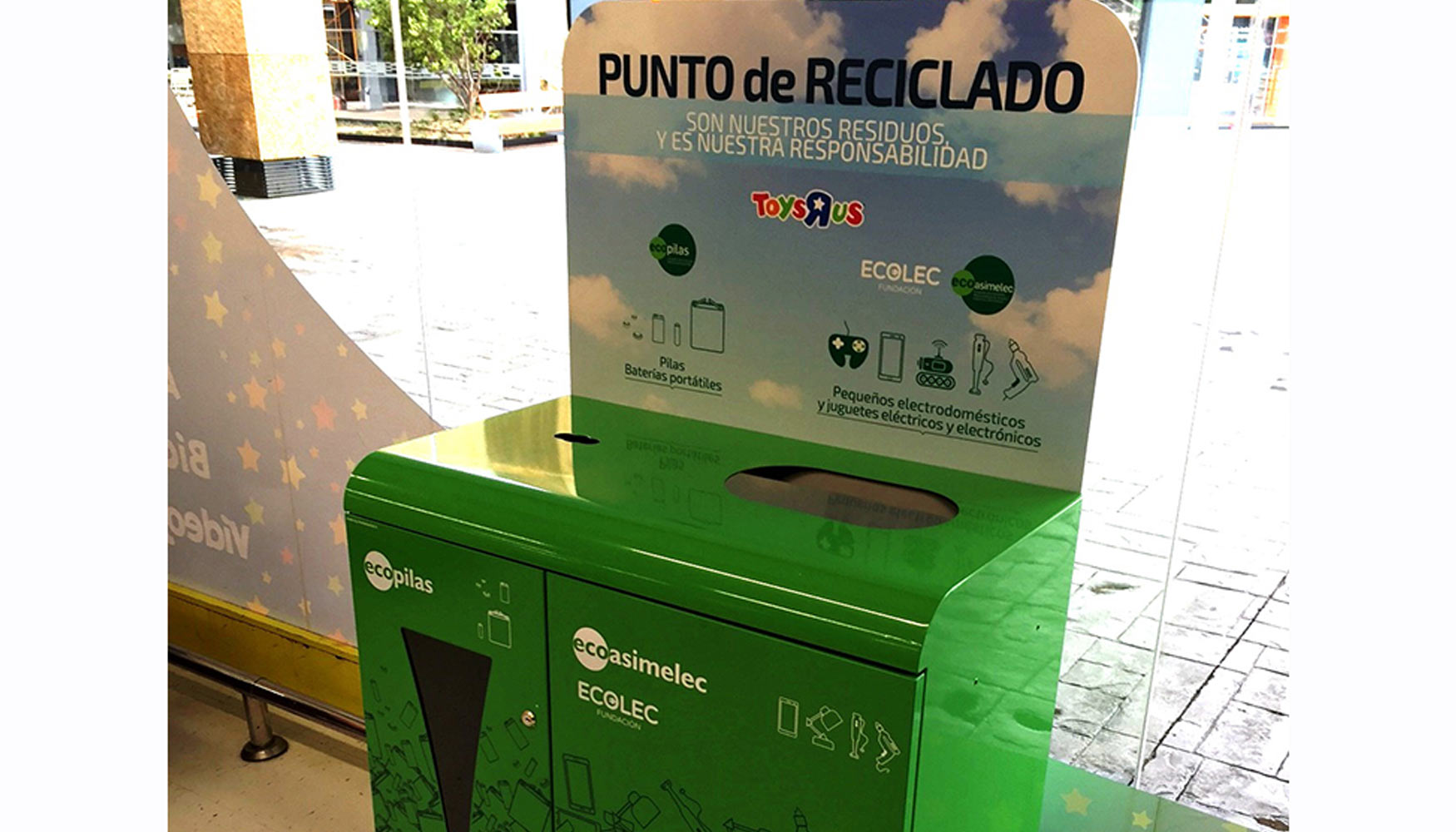 Toys 'R' Us ha instalado los multicontenedores de Recyclia y Ecolec en todos sus centros de Espaa