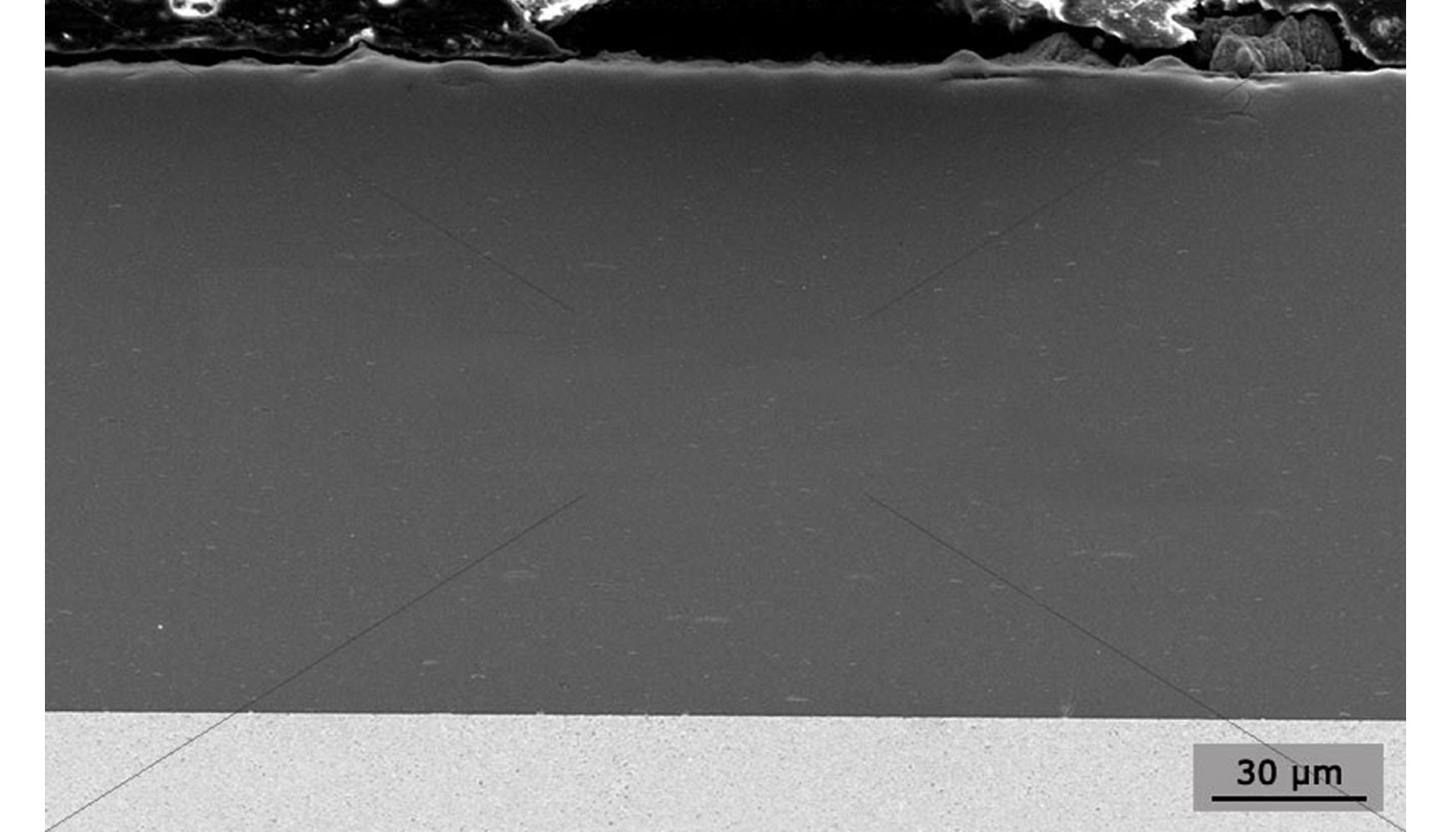 Corte transversal de una capa de 130 micras de material duro en AlCrSi/TiN. Foto: Fraunhofer IWS Dresden