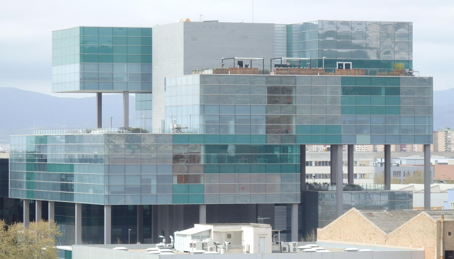 Imagen del edificio en la que se aprecian las diferentes configuraciones de color del vidrio