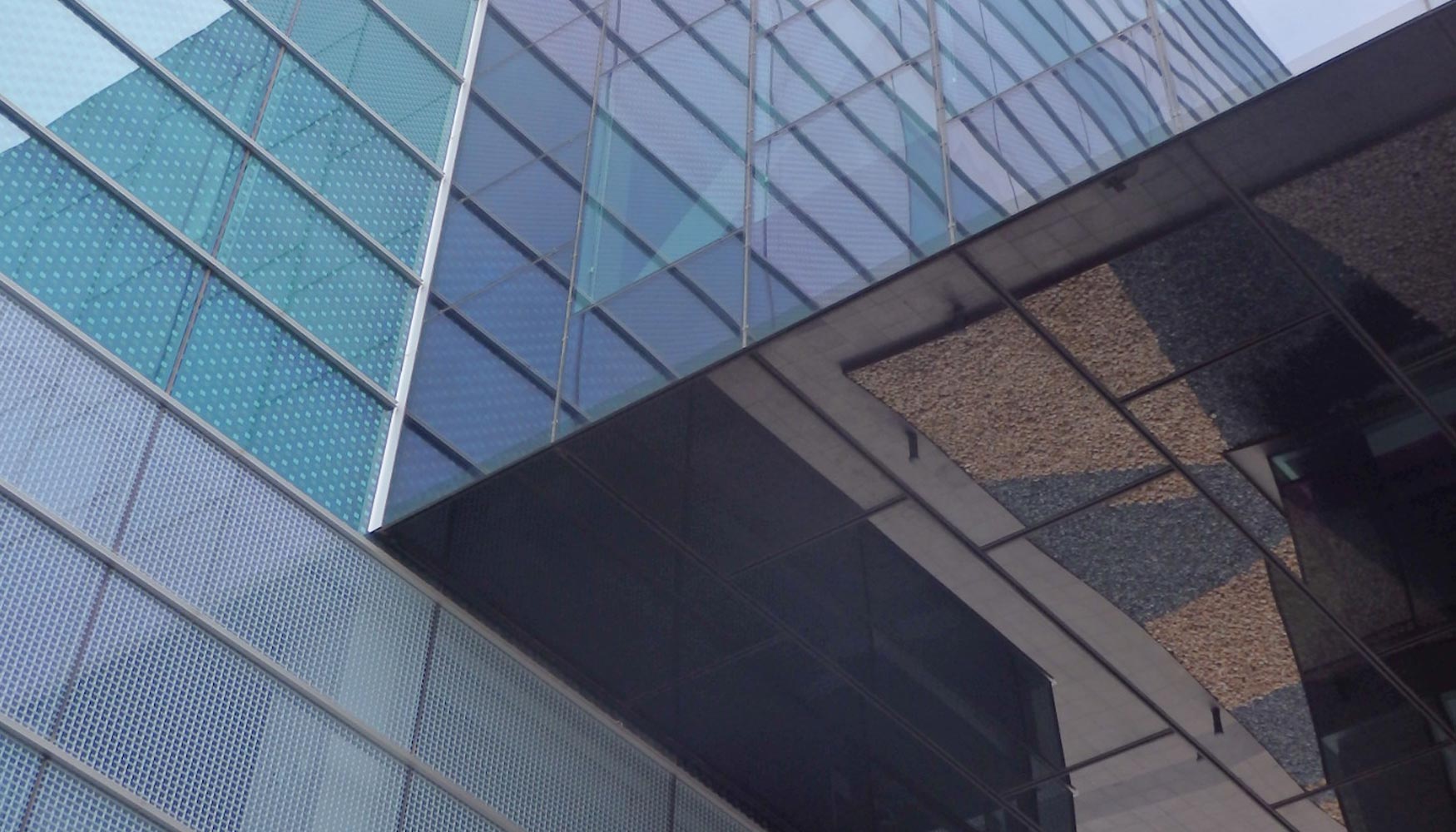 Detalle de la conexin de ambos edificios. A la izquierda, se aprecian las serigrafas del edificio de Arata Isozaki