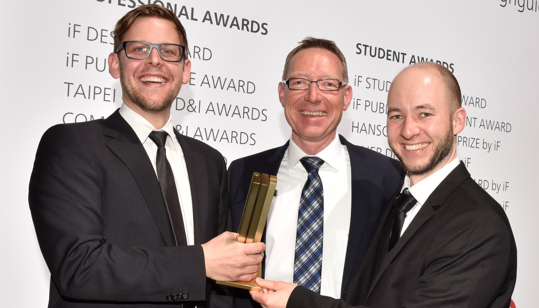 Miembros de Fendt recibiendo el premio de oro iF Design Award