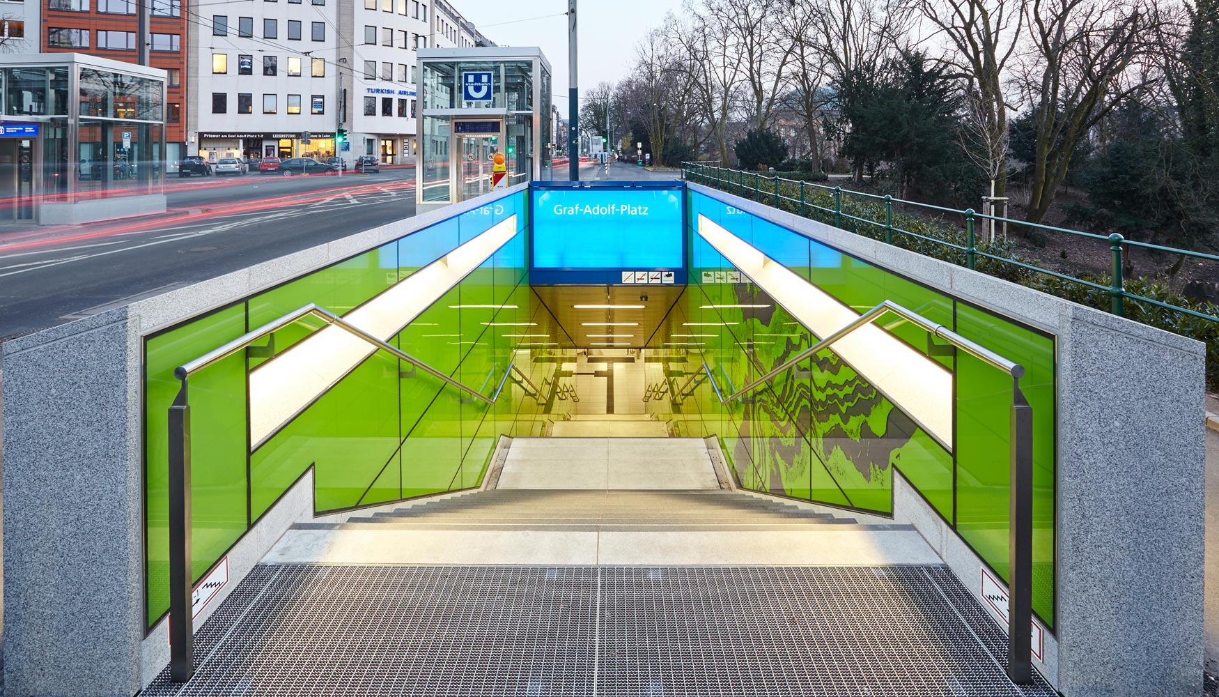 En todos los accesos a la estacin de metro Graf-Adolf-Platz de la lnea Wehrhahn, un flujo de lneas acompaan a los viajeros hasta los andenes...