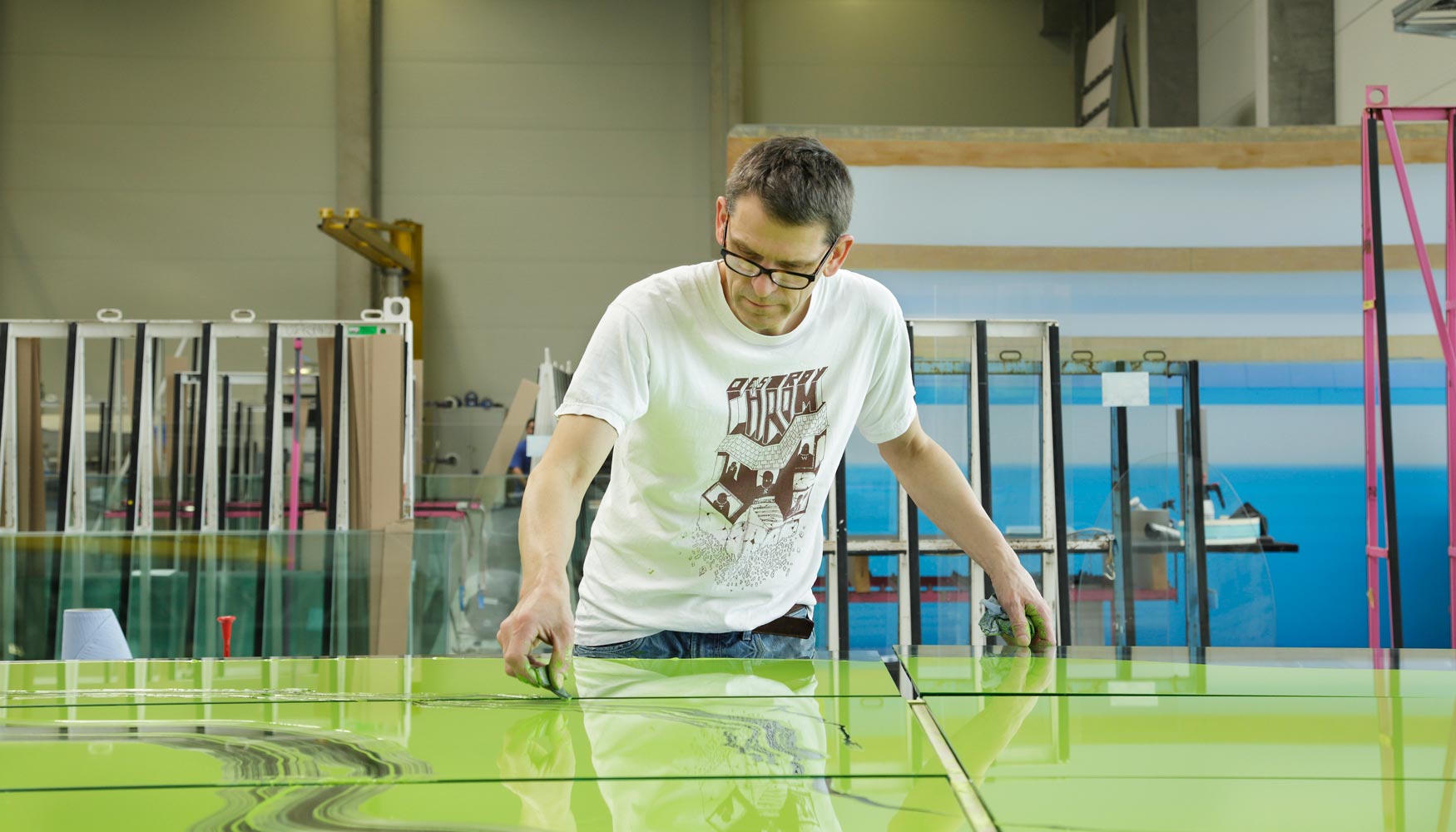 El artista Manuel Franke interviene sobre las placas de vidrio en las instalaciones de Glas Trsch
