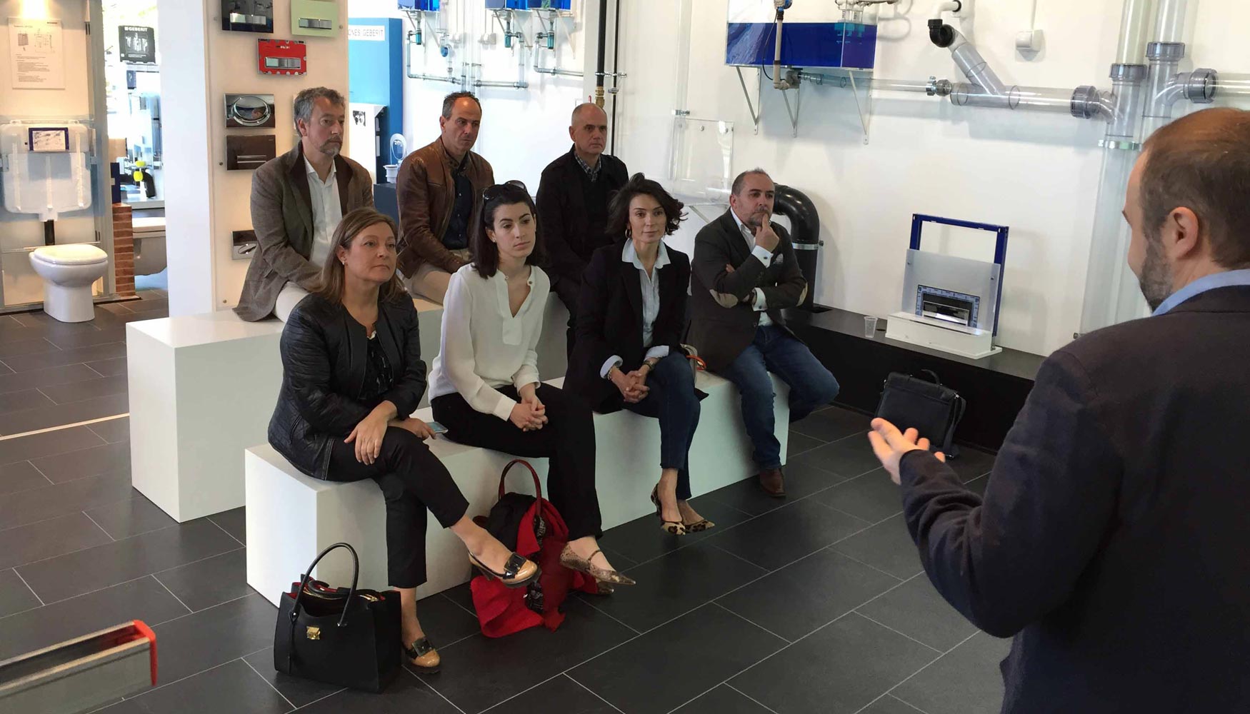 Geberit reuni a un grupo de interioristas de Bilbau para mostrarles sus innovaciones en productos para bao